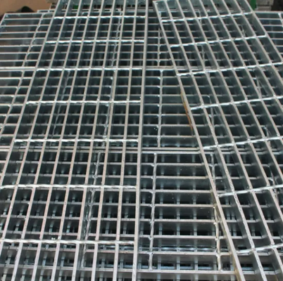 Hot DIP Galvanized Steel Grating with Serrated Style and Plain Bar for Industrial Platforms