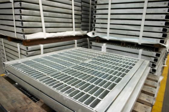 কার্বন ইস্পাত বার গ্রেটিং সিঁড়ি, ঢালাই করা ফ্ল্যাট বার গ্রেটিং সিঁড়ির জন্য