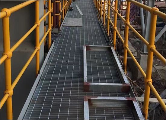 Customizable Design Steel Grating with Excellent Load-Bearing and Optimal Drainage for Industrial Platforms