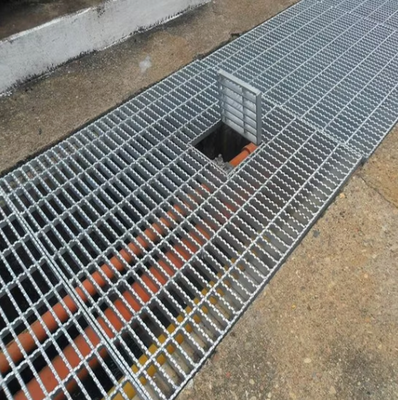 প্ল্যাটফর্ম নিষ্কাশন এবং ট্রেঞ্চ কভারের জন্য 20x3 বেয়ারিং বার সহ সেরেটেড গ্যালভানাইজড স্টিল গ্রেটিং