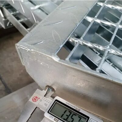 নিরাপদ হাঁটা পথের জন্য নন-স্লিপ পৃষ্ঠের সাথে ক্ষয় প্রতিরোধী ভারী-শুল্ক গ্যালভানাইজড স্টিল সিঁড়ি ট্রেড