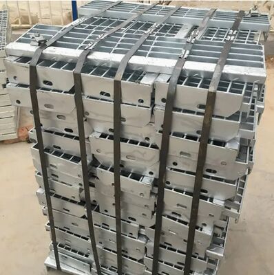 শিল্প ব্যবহারের জন্য অ্যান্টি স্লিপ নোজ এবং কাস্টমাইজযোগ্য আকারের সাথে হট ডিপ গ্যালভানাইজড স্টিল সিঁড়ি ট্রেড