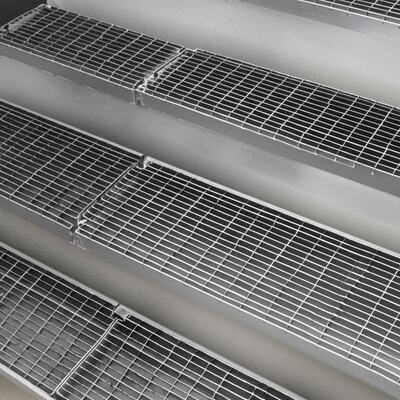 শিল্প ব্যবহারের জন্য অ্যান্টি স্লিপ নোজ এবং কাস্টমাইজযোগ্য আকারের সাথে হট ডিপ গ্যালভানাইজড স্টিল সিঁড়ি ট্রেড