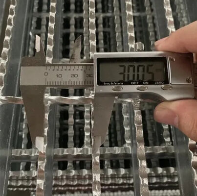 40X5mm Serrated Press-Locked Steel Grating with Hot DIP Galvanizing for Anti-Slip Applications